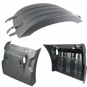 Parafanghi posteriori neri in plastica per autocarro pesante montati su doppie ruote tassellate in un cantiere.