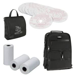 Composizione di prodotti per logistica camion: rotoli di carta termica per tachigrafo, dischi tachigrafici analogici e borse zaino da viaggio nere.